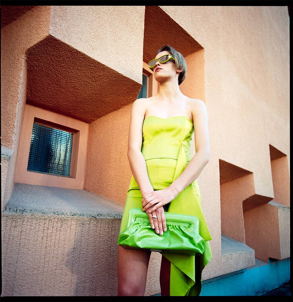 Foto von Oliver Rauh. Top, Rock und Clutch von GESTUZ. Sonnenbrille von BOTTEGA VENETA. Ring von DODO.